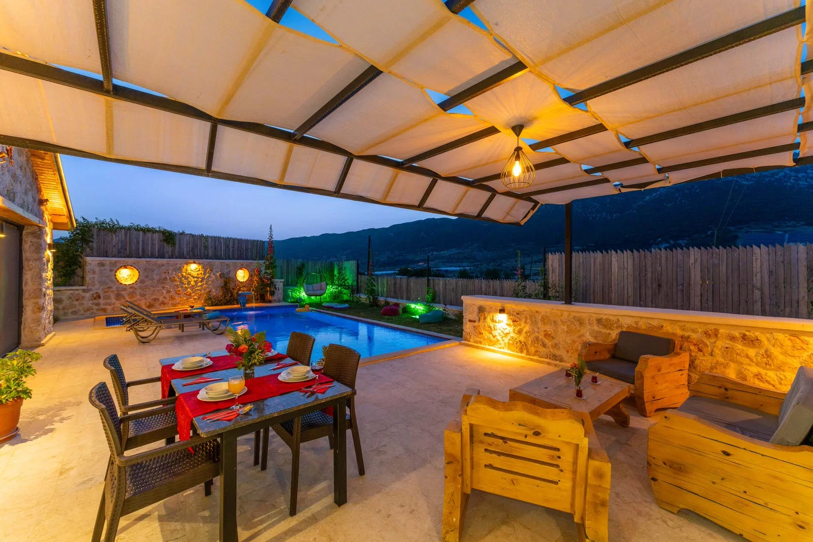 Sarıbelen’de Balayı Çiftlerine Uygun, Korunaklı Havuzlu, 2 Yatak Odalı, Ekonomik Villa