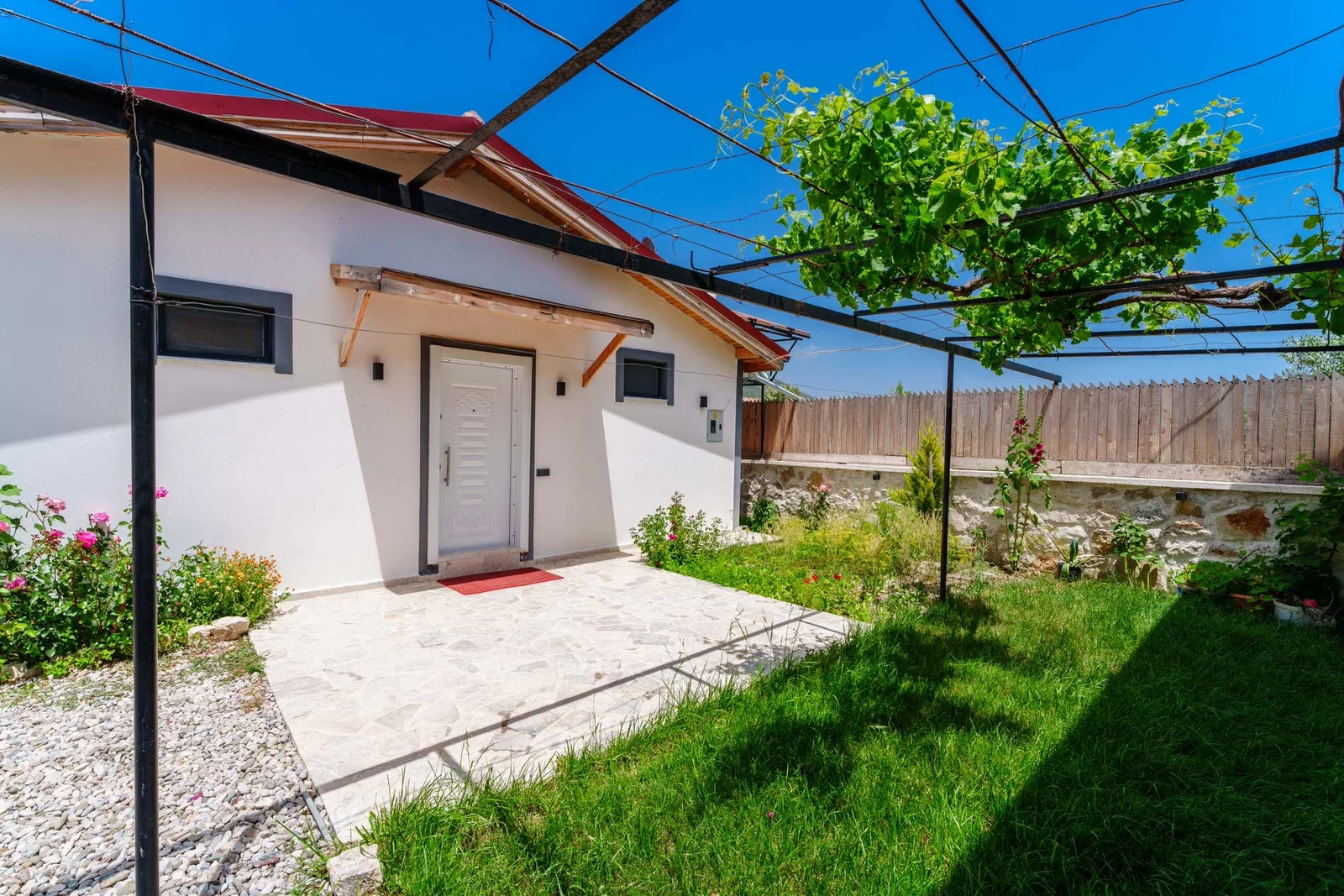 Sarıbelen’de Balayı Çiftlerine Uygun, Korunaklı Havuzlu, 2 Yatak Odalı, Ekonomik Villa