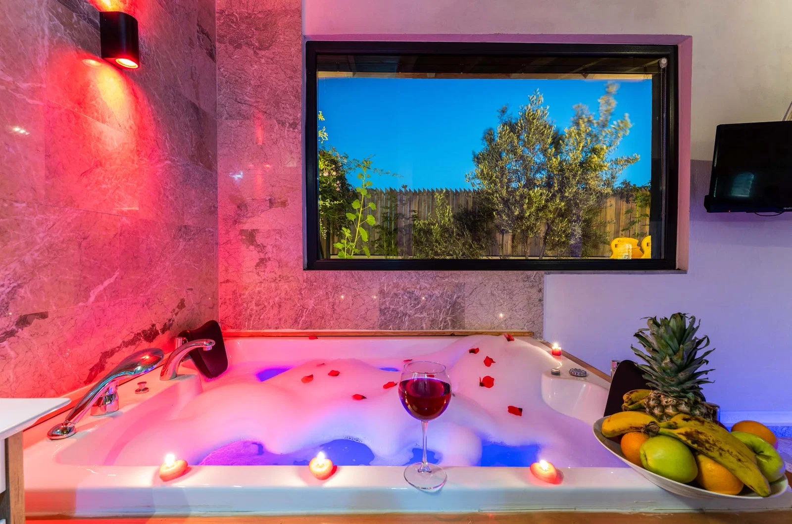 Sarıbelen’de Balayı Çiftlerine Uygun, Korunaklı Havuzlu, 2 Yatak Odalı, Ekonomik Villa