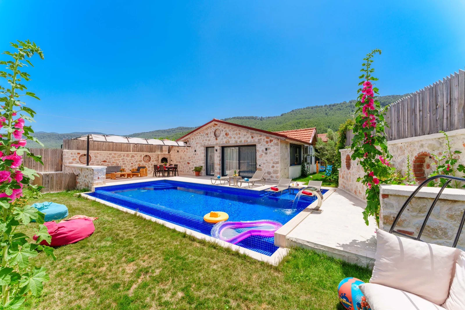 Sarıbelen’de Balayı Çiftlerine Uygun, Korunaklı Havuzlu, 2 Yatak Odalı, Ekonomik Villa