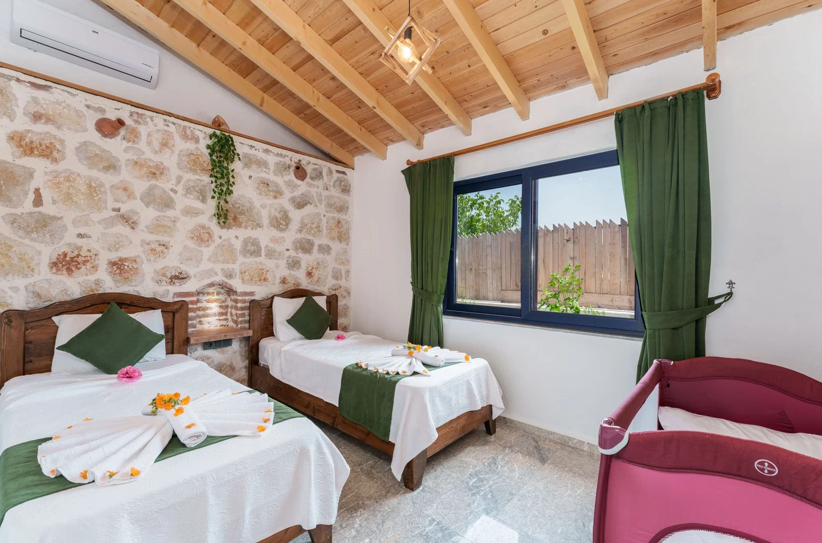 Sarıbelen’de Balayı Çiftlerine Uygun, Korunaklı Havuzlu, 2 Yatak Odalı, Ekonomik Villa