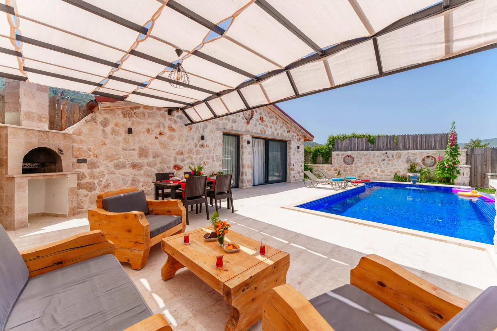 Sarıbelen’de Balayı Çiftlerine Uygun, Korunaklı Havuzlu, 2 Yatak Odalı, Ekonomik Villa