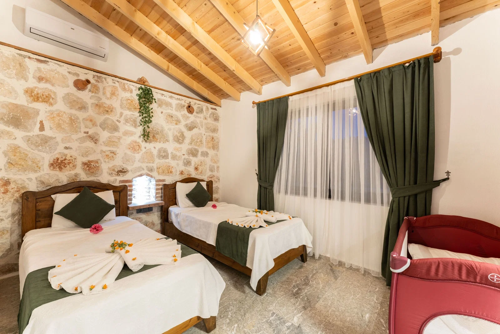 Sarıbelen’de Balayı Çiftlerine Uygun, Korunaklı Havuzlu, 2 Yatak Odalı, Ekonomik Villa