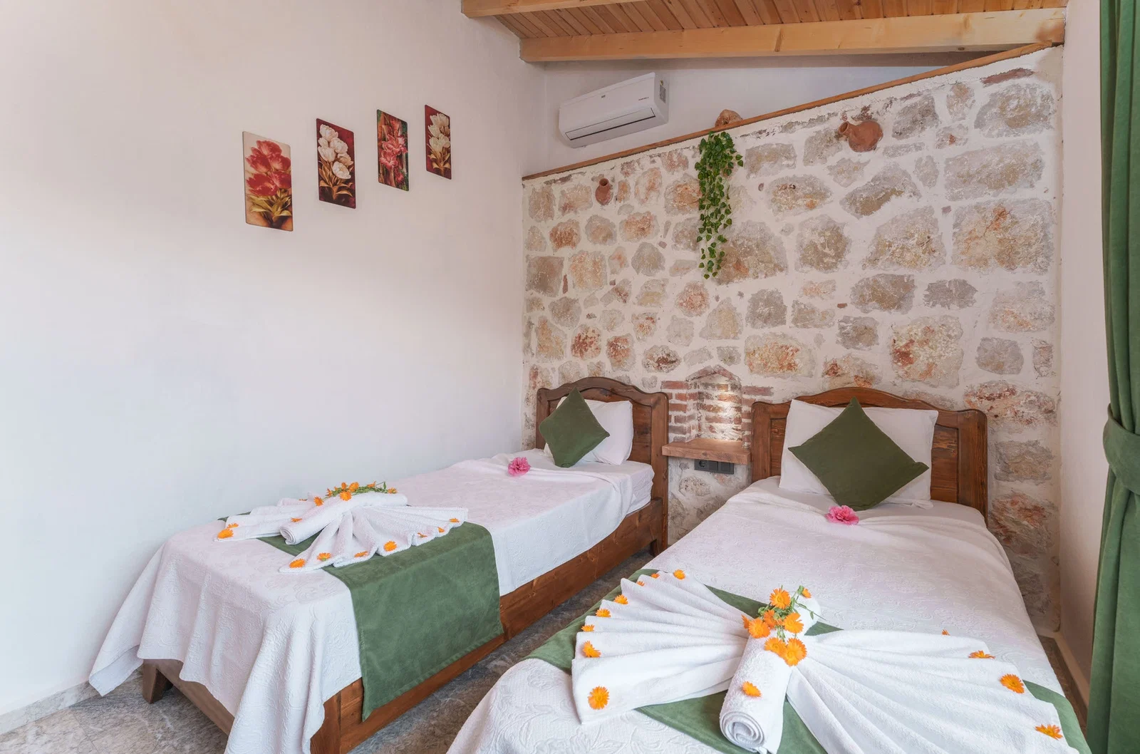Sarıbelen’de Balayı Çiftlerine Uygun, Korunaklı Havuzlu, 2 Yatak Odalı, Ekonomik Villa