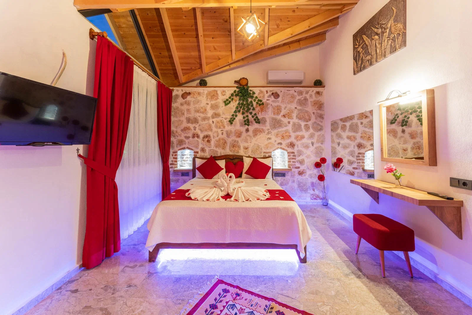 Sarıbelen’de Balayı Çiftlerine Uygun, Korunaklı Havuzlu, 2 Yatak Odalı, Ekonomik Villa