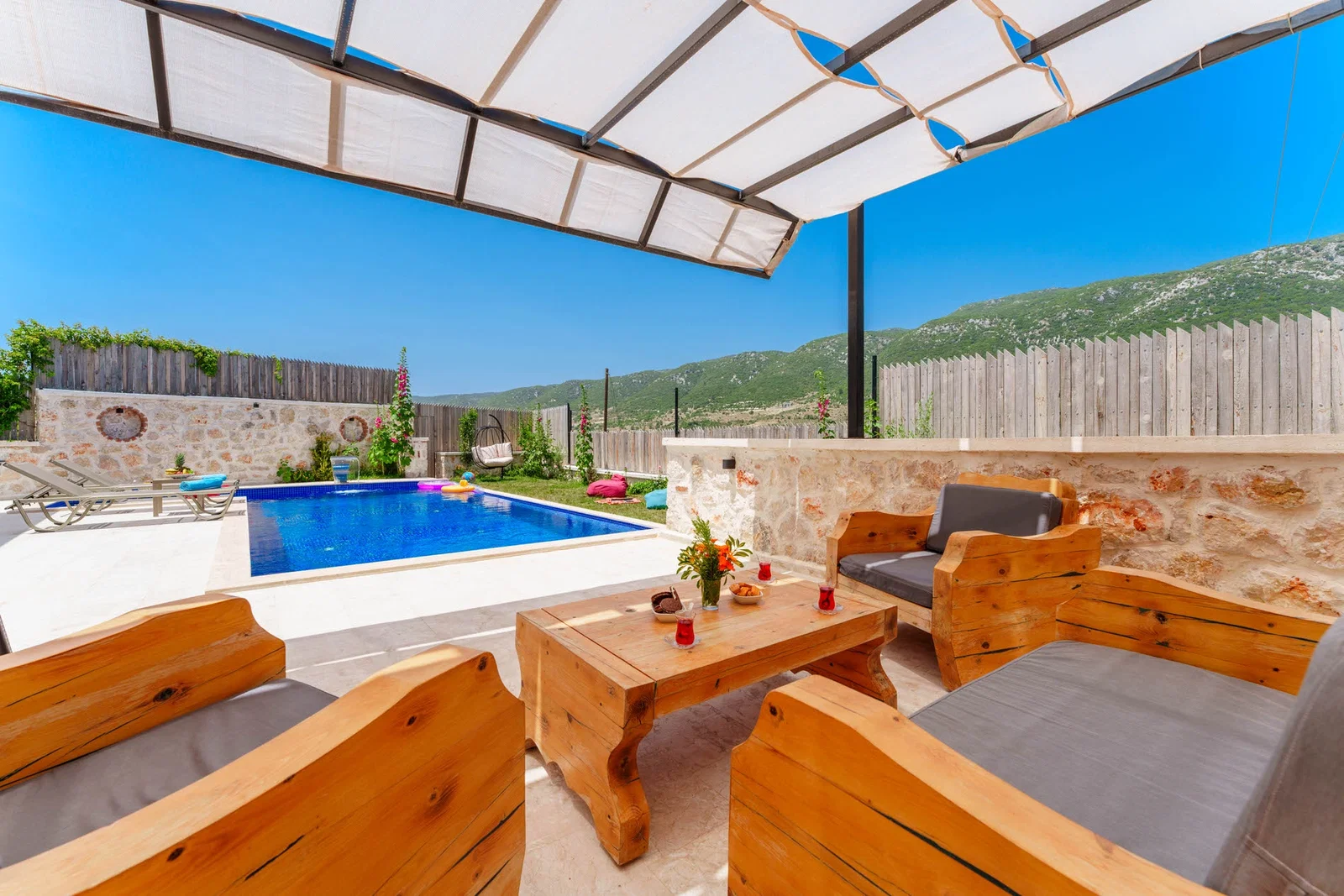 Sarıbelen’de Balayı Çiftlerine Uygun, Korunaklı Havuzlu, 2 Yatak Odalı, Ekonomik Villa