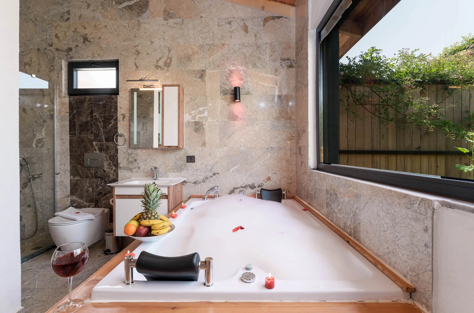 Sarıbelen’de Balayı Çiftlerine Uygun, Korunaklı Havuzlu, 2 Yatak Odalı, Ekonomik Villa