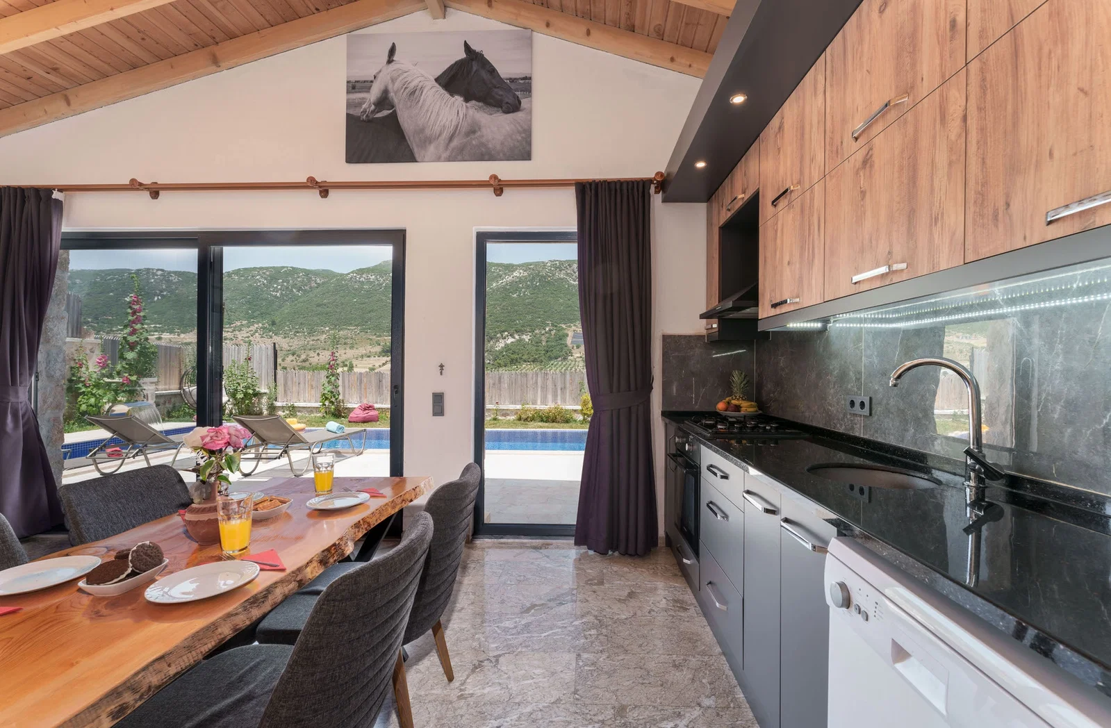 Sarıbelen’de Balayı Çiftlerine Uygun, Korunaklı Havuzlu, 2 Yatak Odalı, Ekonomik Villa