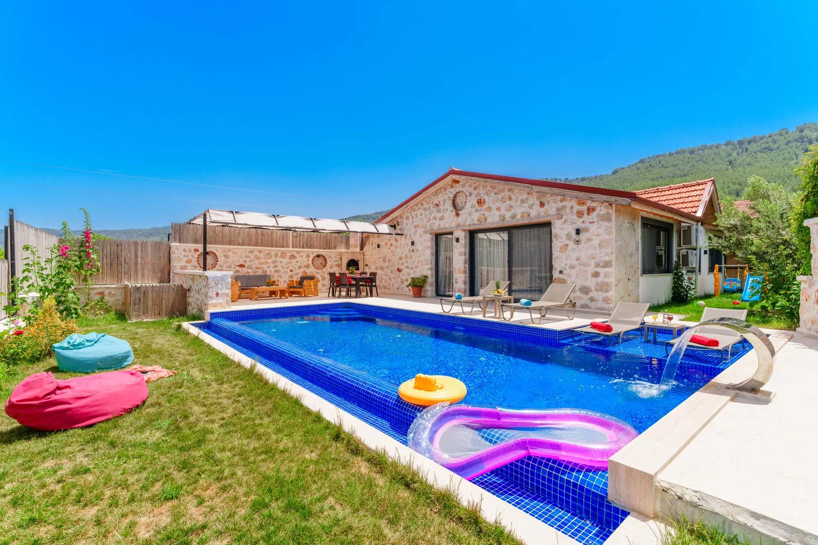 Sarıbelen’de Balayı Çiftlerine Uygun, Korunaklı Havuzlu, 2 Yatak Odalı, Ekonomik Villa