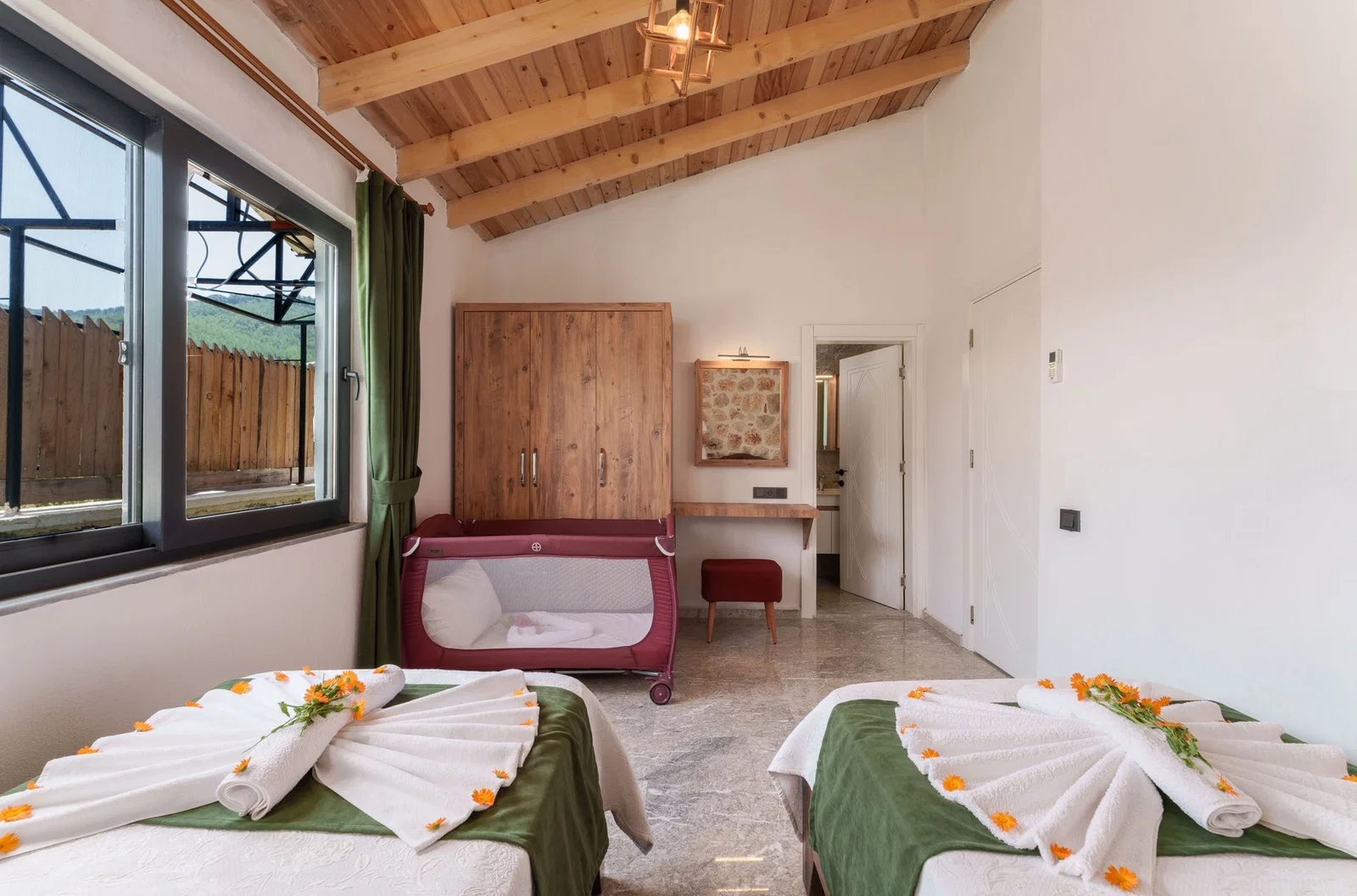 Sarıbelen’de Balayı Çiftlerine Uygun, Korunaklı Havuzlu, 2 Yatak Odalı, Ekonomik Villa