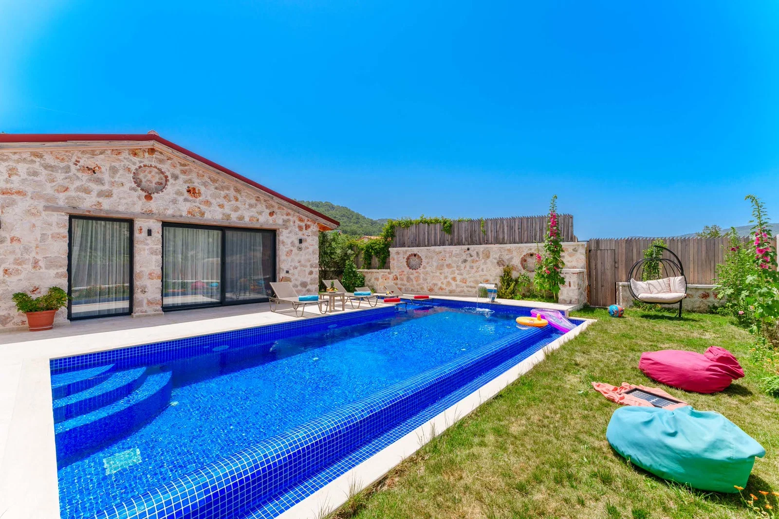 Sarıbelen’de Balayı Çiftlerine Uygun, Korunaklı Havuzlu, 2 Yatak Odalı, Ekonomik Villa