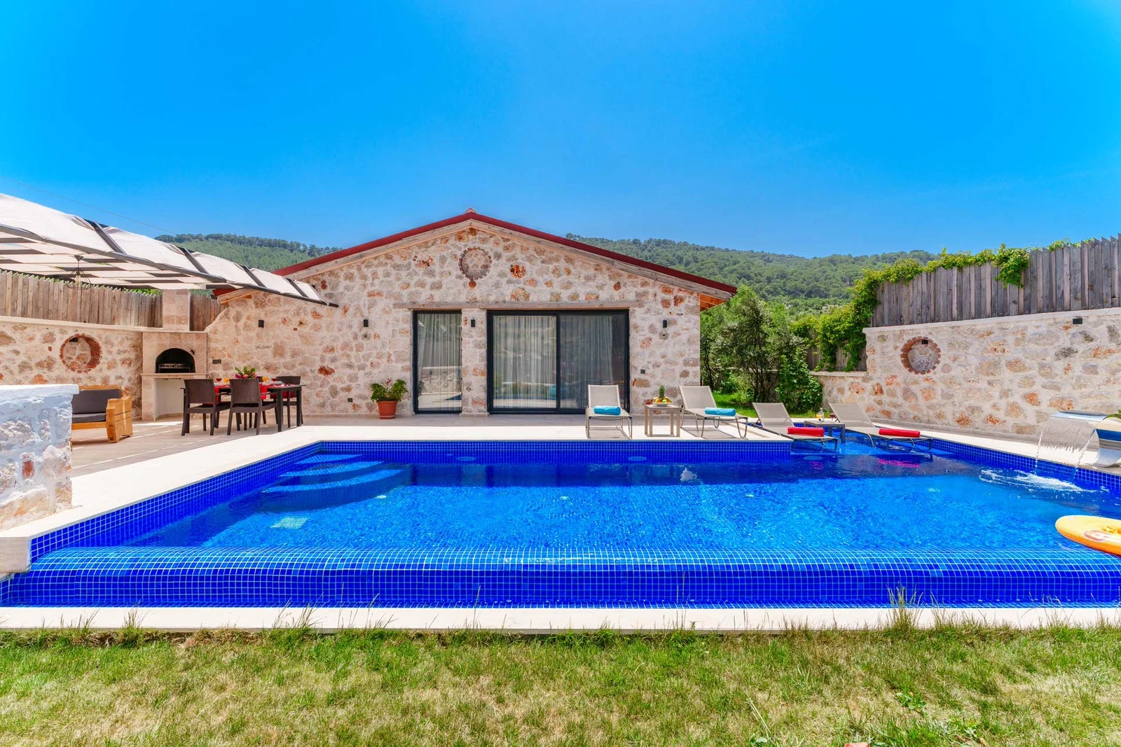 Sarıbelen’de Balayı Çiftlerine Uygun, Korunaklı Havuzlu, 2 Yatak Odalı, Ekonomik Villa
