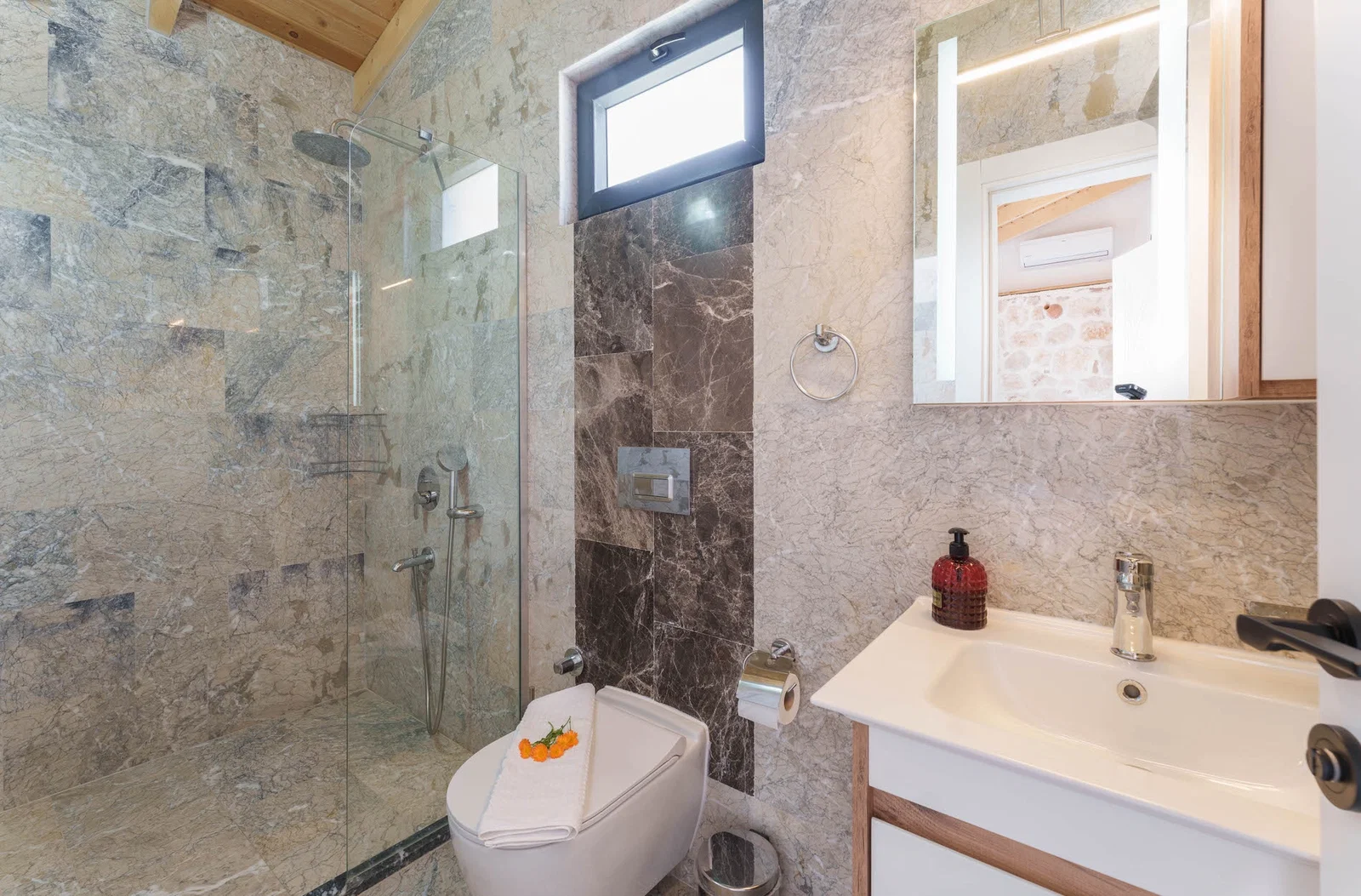 Sarıbelen’de Balayı Çiftlerine Uygun, Korunaklı Havuzlu, 2 Yatak Odalı, Ekonomik Villa