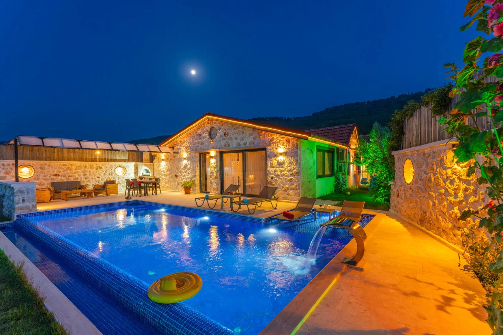 Sarıbelen’de Balayı Çiftlerine Uygun, Korunaklı Havuzlu, 2 Yatak Odalı, Ekonomik Villa