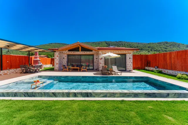 Balayı Çiftlerine Uygun Sarıbelen’de 2 Kişilik Villa