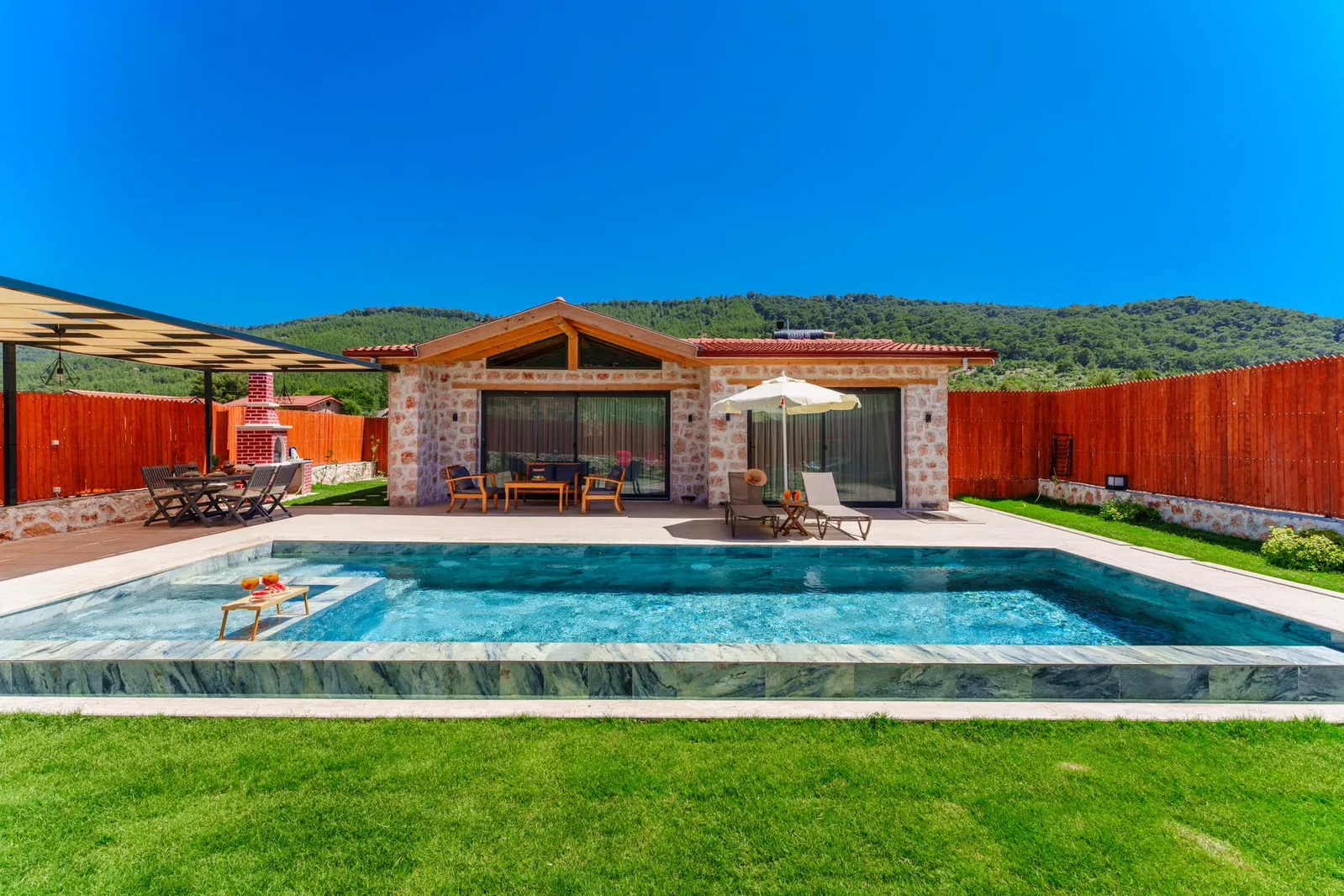 Sarıbelen’de korunaklı havuzlu kiralık villa