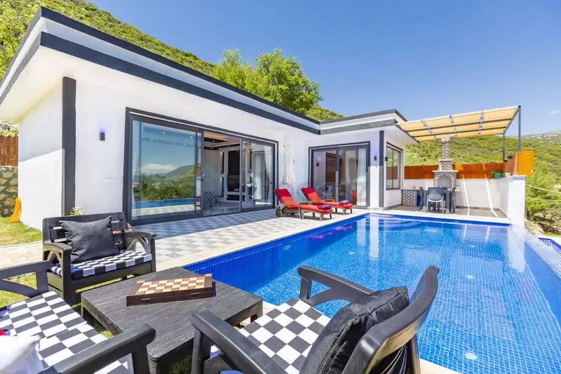 Sarıbelen’de korunaklı havuzlu kiralık villa