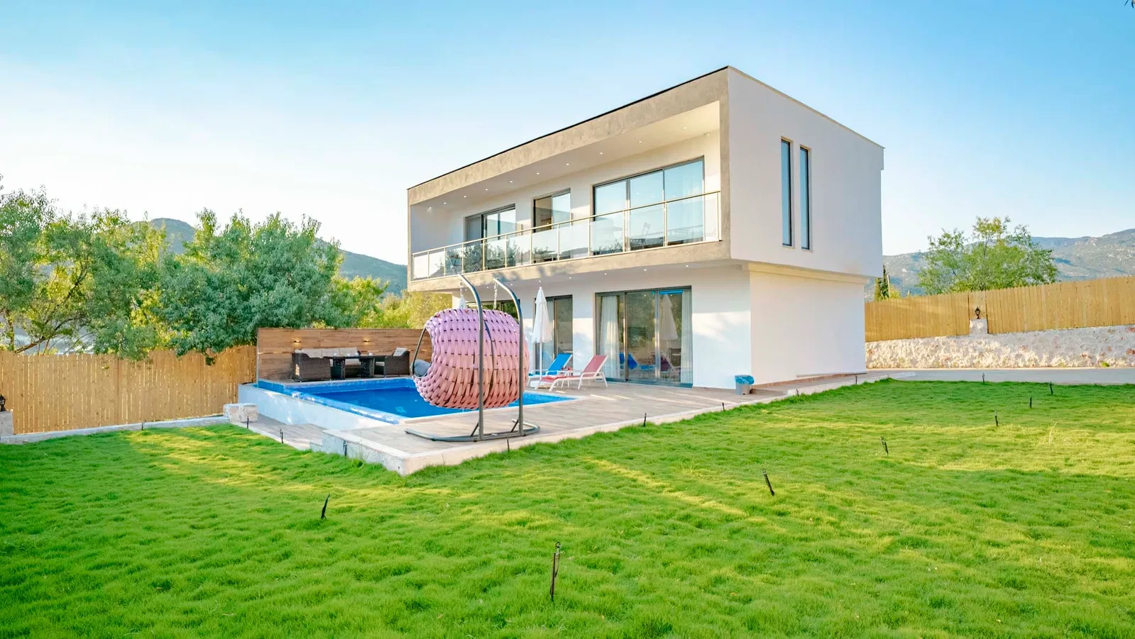 Sarıbelen’de korunaklı havuzlu kiralık villa