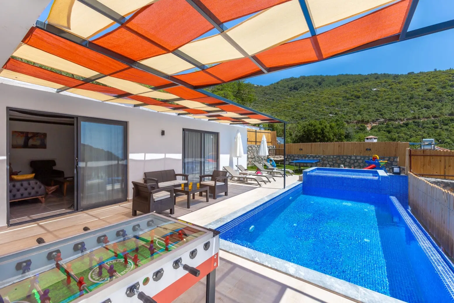 Sarıbelen’de korunaklı havuzlu kiralık villa