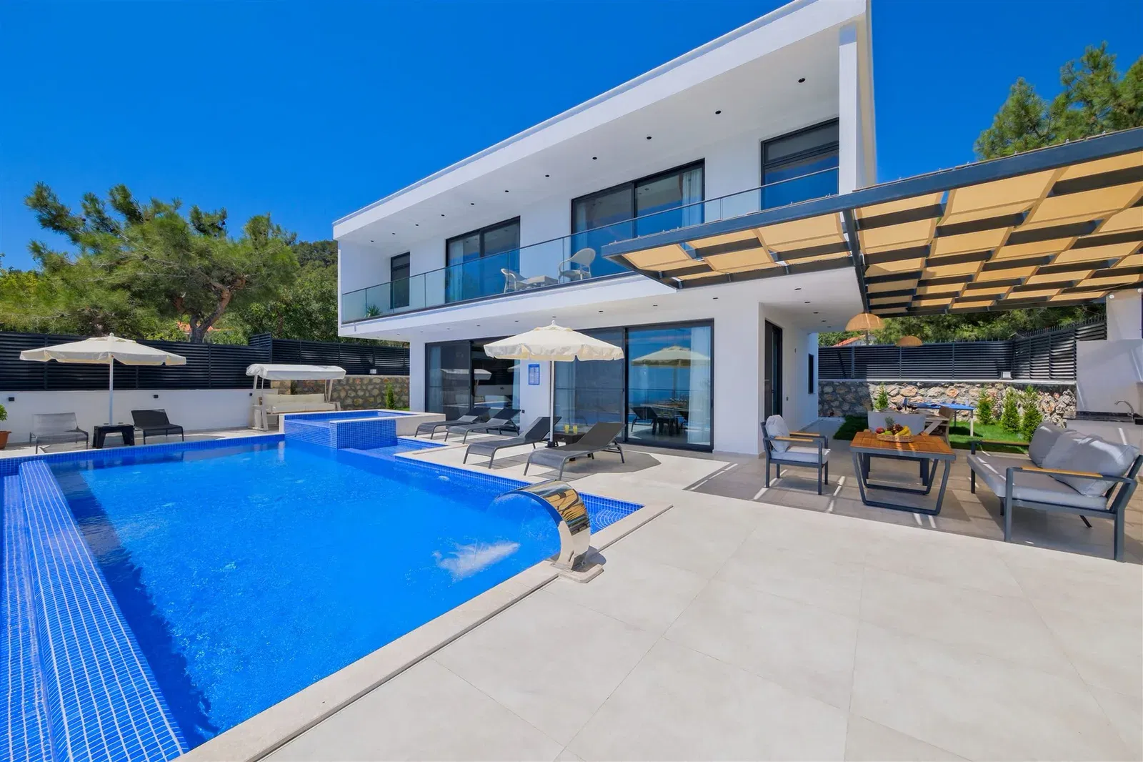 İslamlar’da korunaklı havuzlu kiralık villa