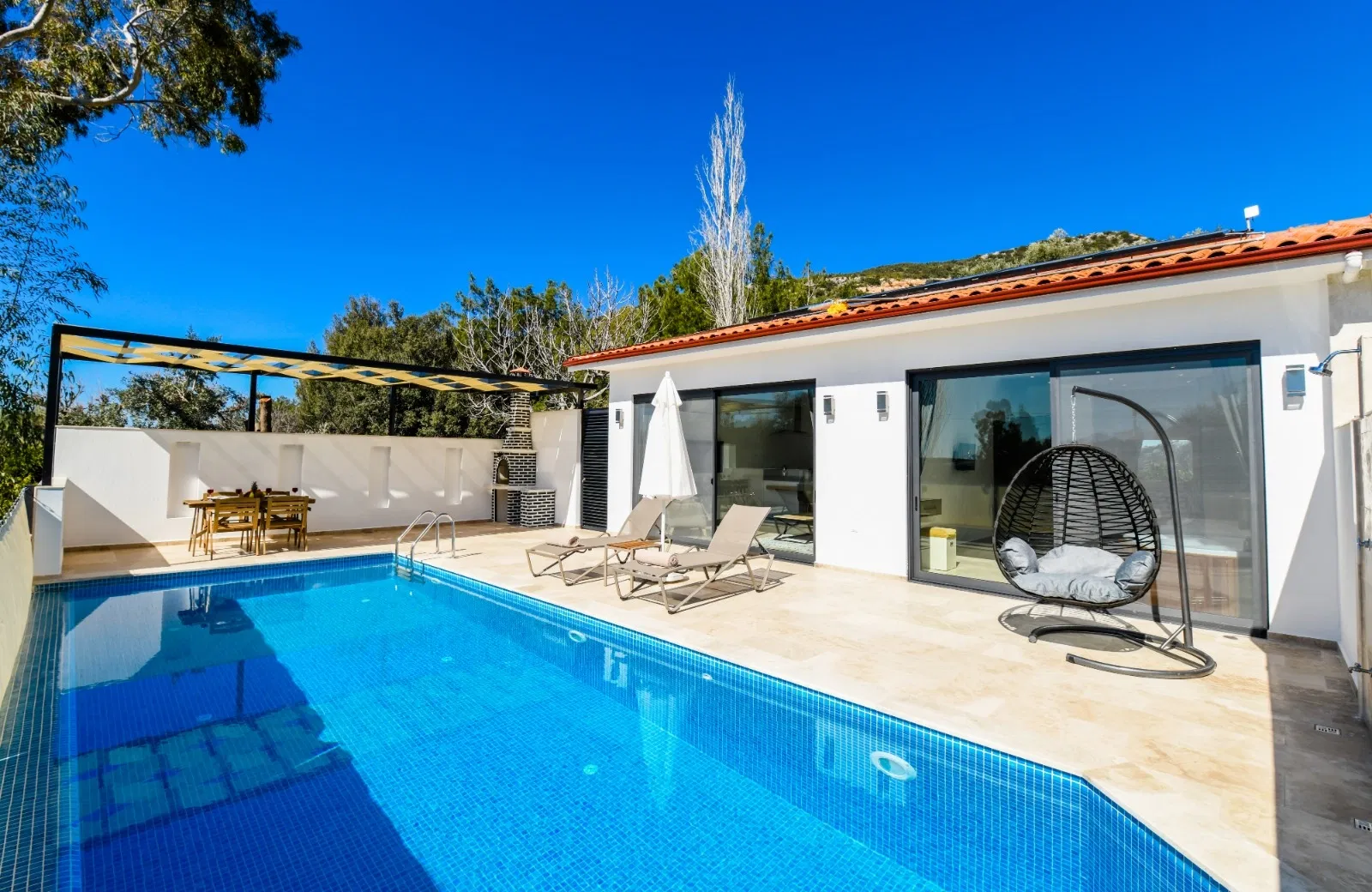 İslamlar’da korunaklı havuzlu kiralık villa
