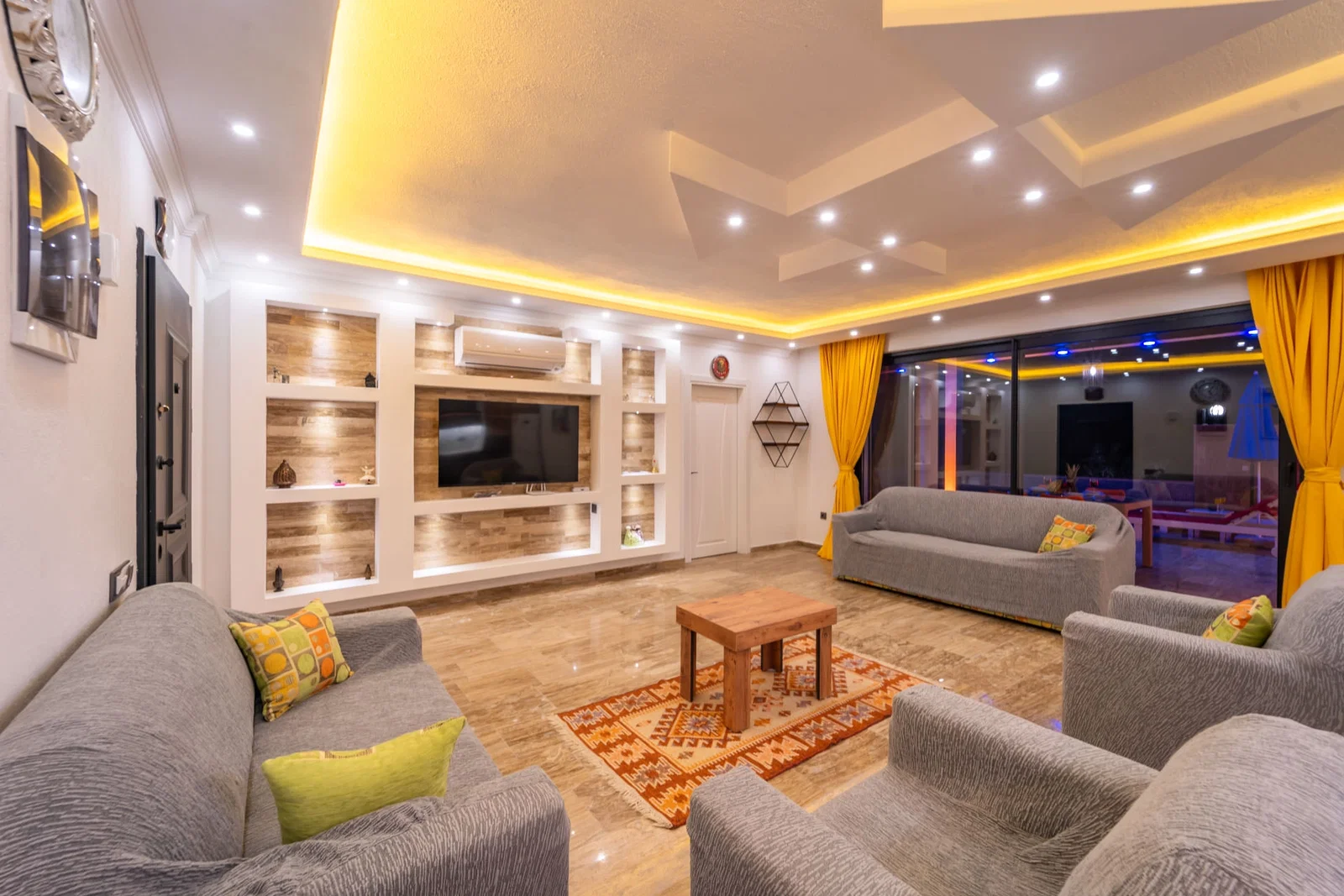 İslamlar’da Korunaklı, Isıtmalı Havuzlu, 2 Yatak Odalı, Kiralık Villa