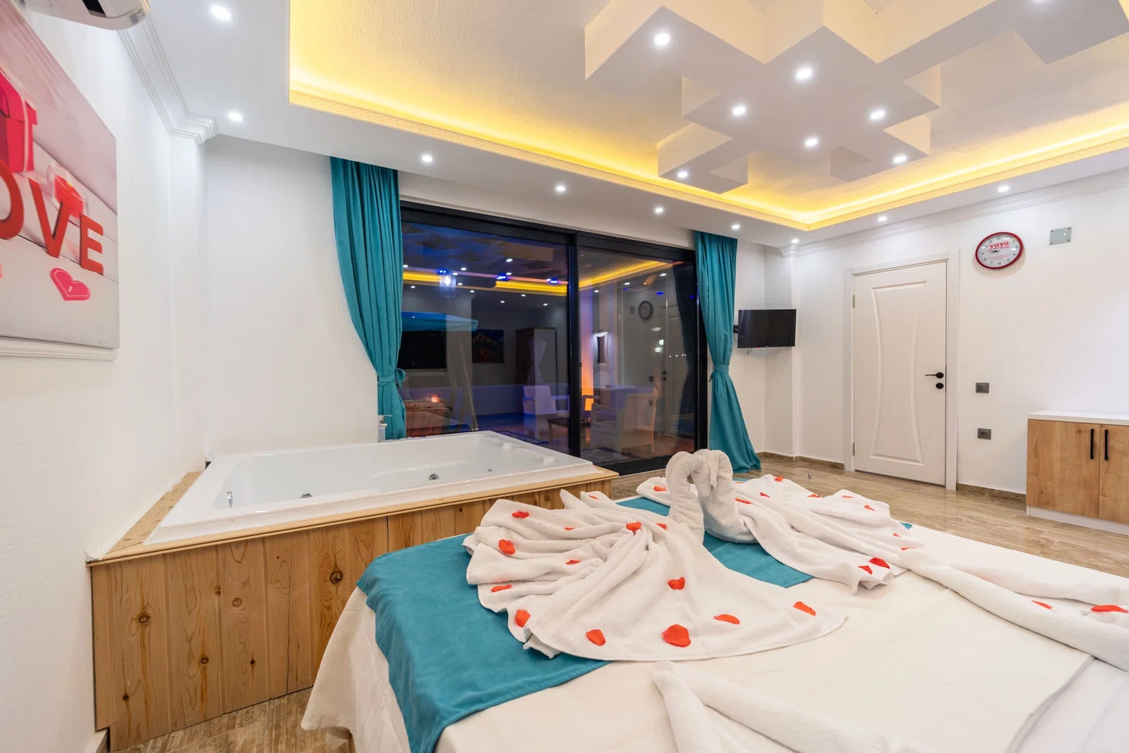 İslamlar’da Korunaklı, Isıtmalı Havuzlu, 2 Yatak Odalı, Kiralık Villa