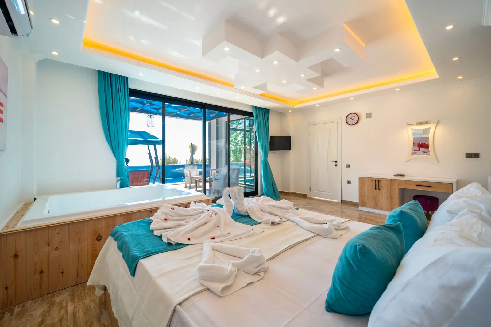 İslamlar’da Korunaklı, Isıtmalı Havuzlu, 2 Yatak Odalı, Kiralık Villa