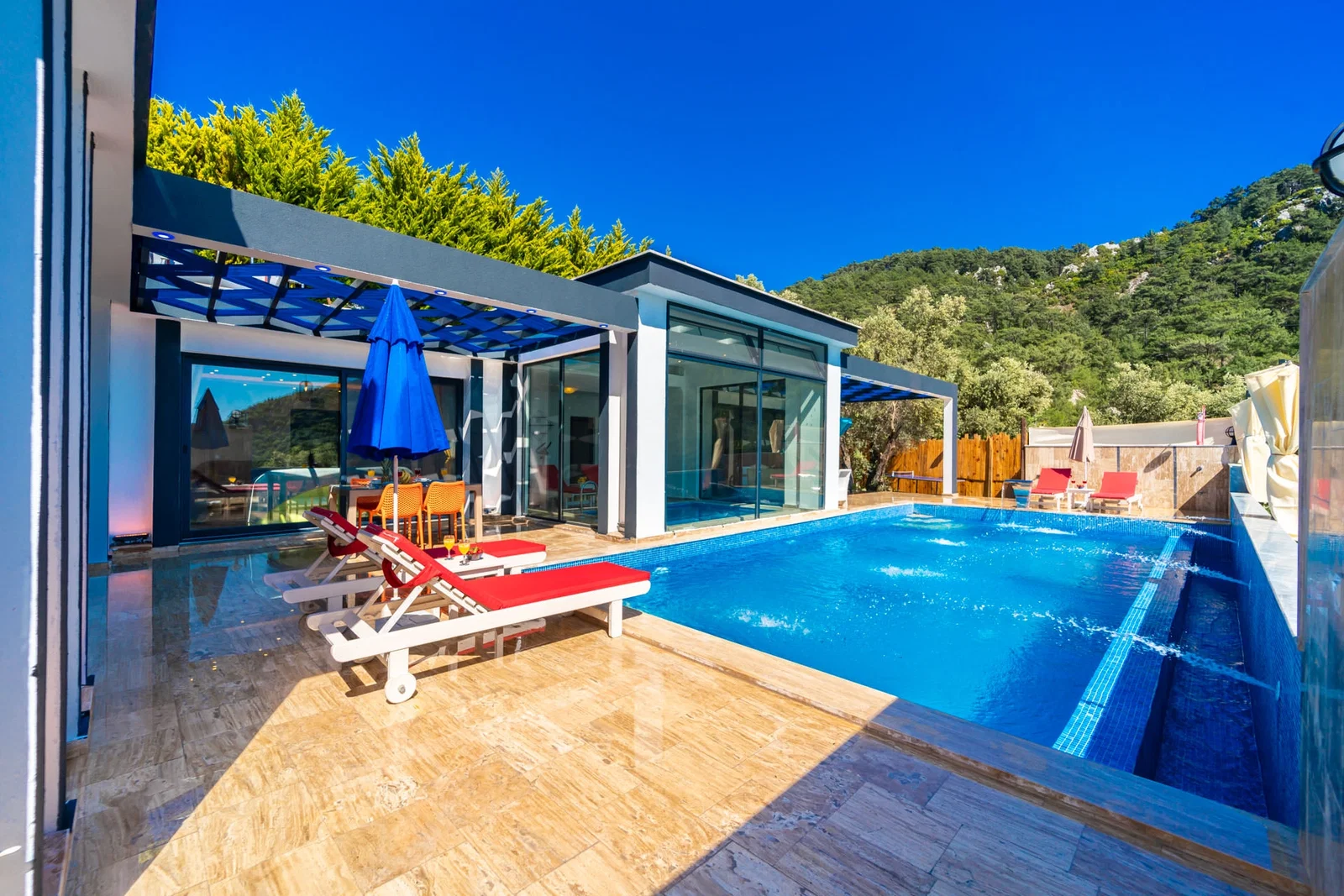 İslamlar’da Korunaklı, Isıtmalı Havuzlu, 2 Yatak Odalı, Kiralık Villa