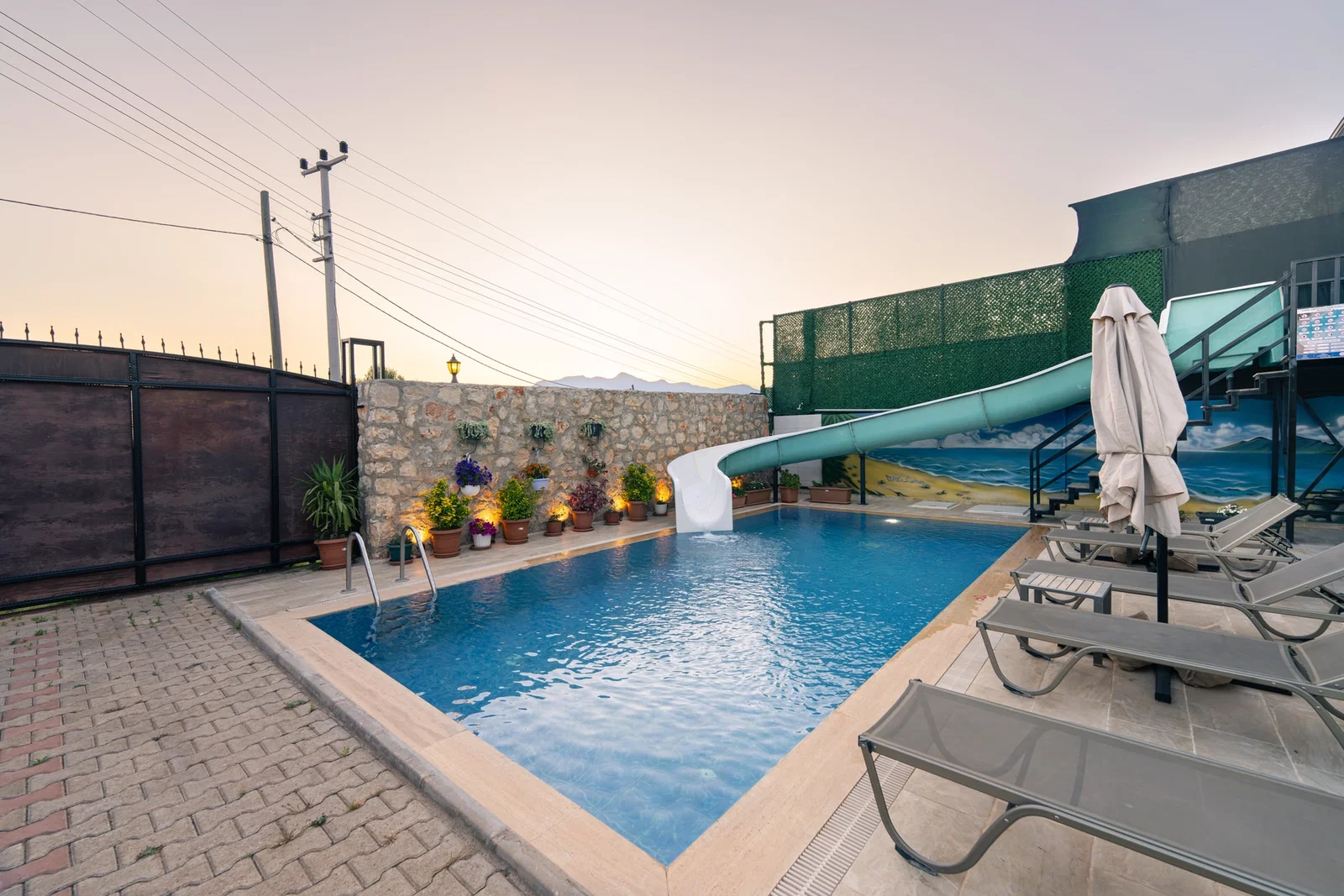 Fethiye’de Huzurlu, Korunaklı Havuzlu, 4 Yatak Odalı, Kiralık Villa