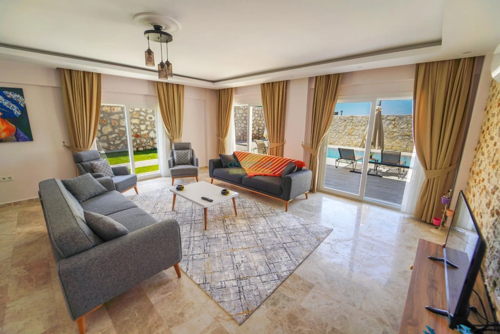 Fethiye’de Huzurlu, Korunaklı Havuzlu, 4 Yatak Odalı, Kiralık Villa