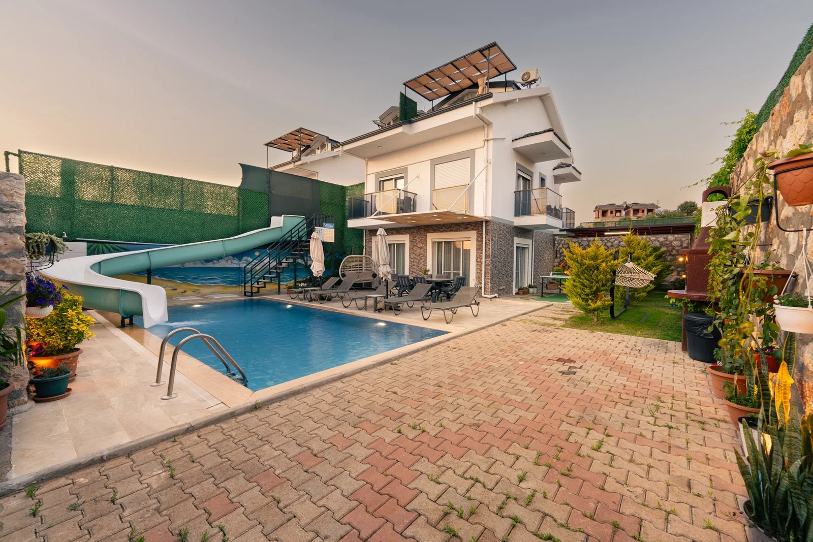 Fethiye’de Huzurlu, Korunaklı Havuzlu, 4 Yatak Odalı, Kiralık Villa