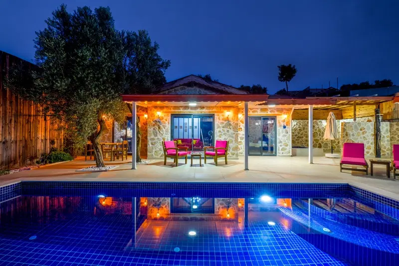Üzümlü’de korunaklı havuzlu kiralık villa