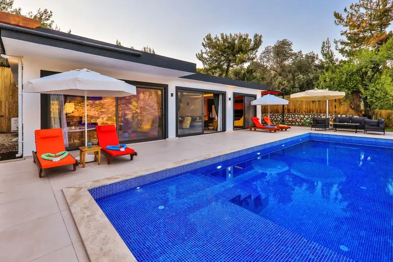 İslamlar’da korunaklı havuzlu kiralık villa