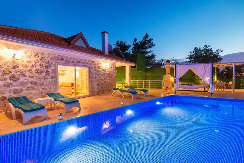 İslamlar’da korunaklı havuzlu kiralık villa