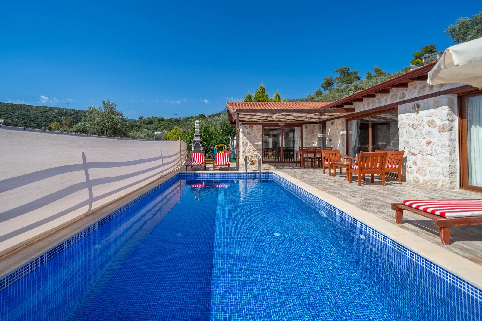 Üzümlü’de Balayı Çiftlerine Uygun, Korunaklı Havuzlu, 2 Yatak Odalı, Ekonomik Villa