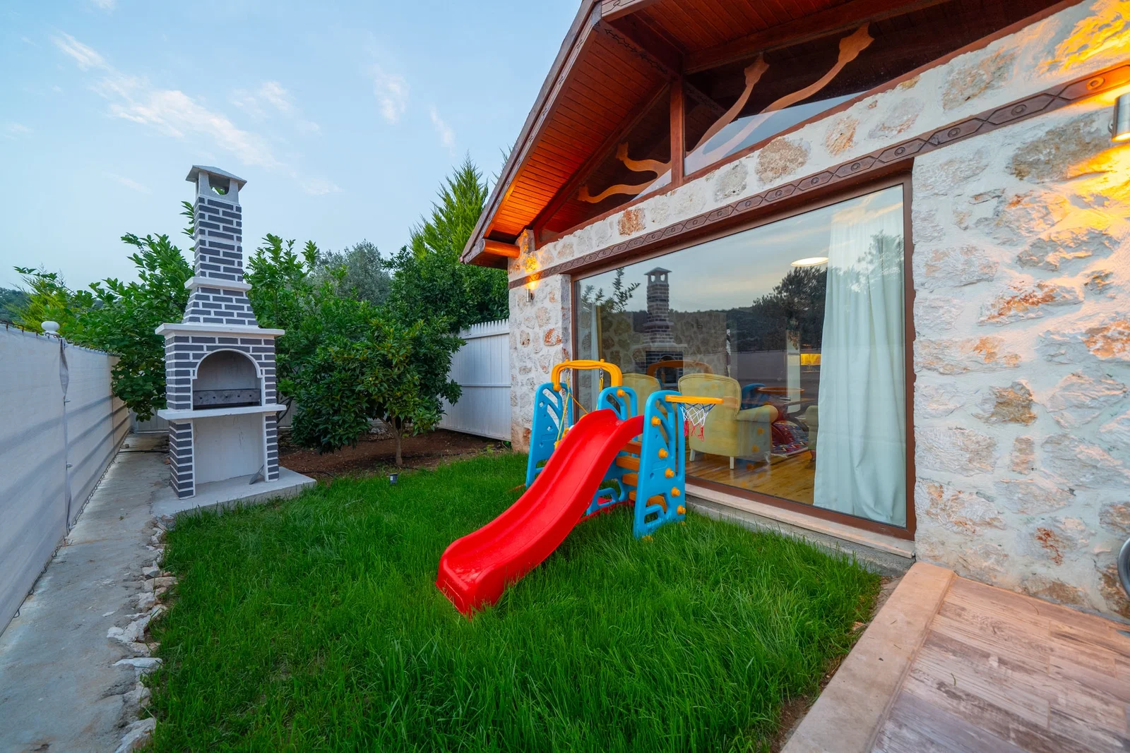 Üzümlü’de Balayı Çiftlerine Uygun, Korunaklı Havuzlu, 2 Yatak Odalı, Ekonomik Villa