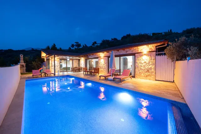 Üzümlü’de Balayı Çiftlerine Uygun, Korunaklı Havuzlu, 2 Yatak Odalı, Ekonomik Villa