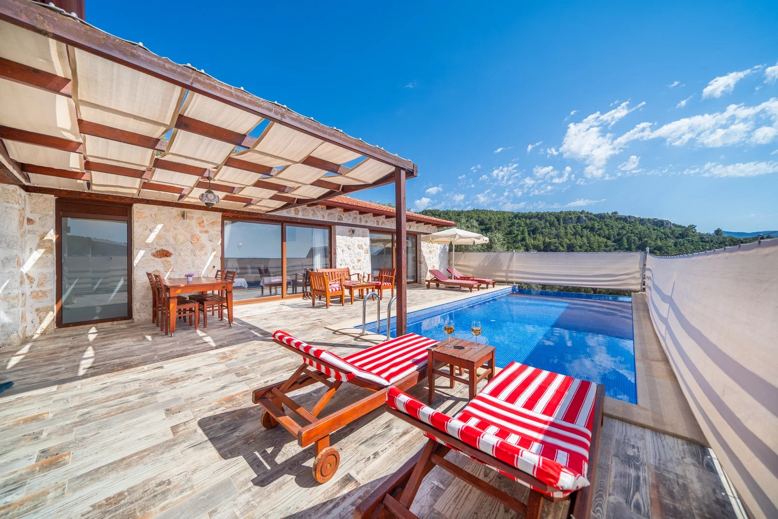 Üzümlü’de Balayı Çiftlerine Uygun, Korunaklı Havuzlu, 2 Yatak Odalı, Ekonomik Villa