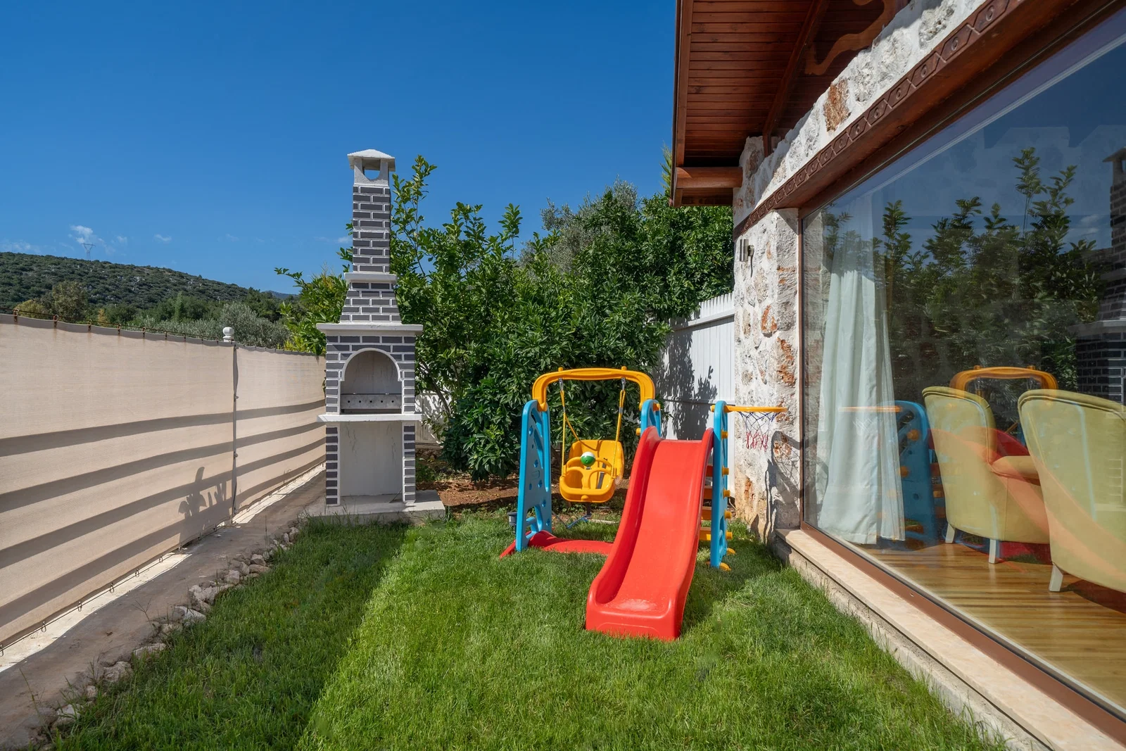 Üzümlü’de Balayı Çiftlerine Uygun, Korunaklı Havuzlu, 2 Yatak Odalı, Ekonomik Villa