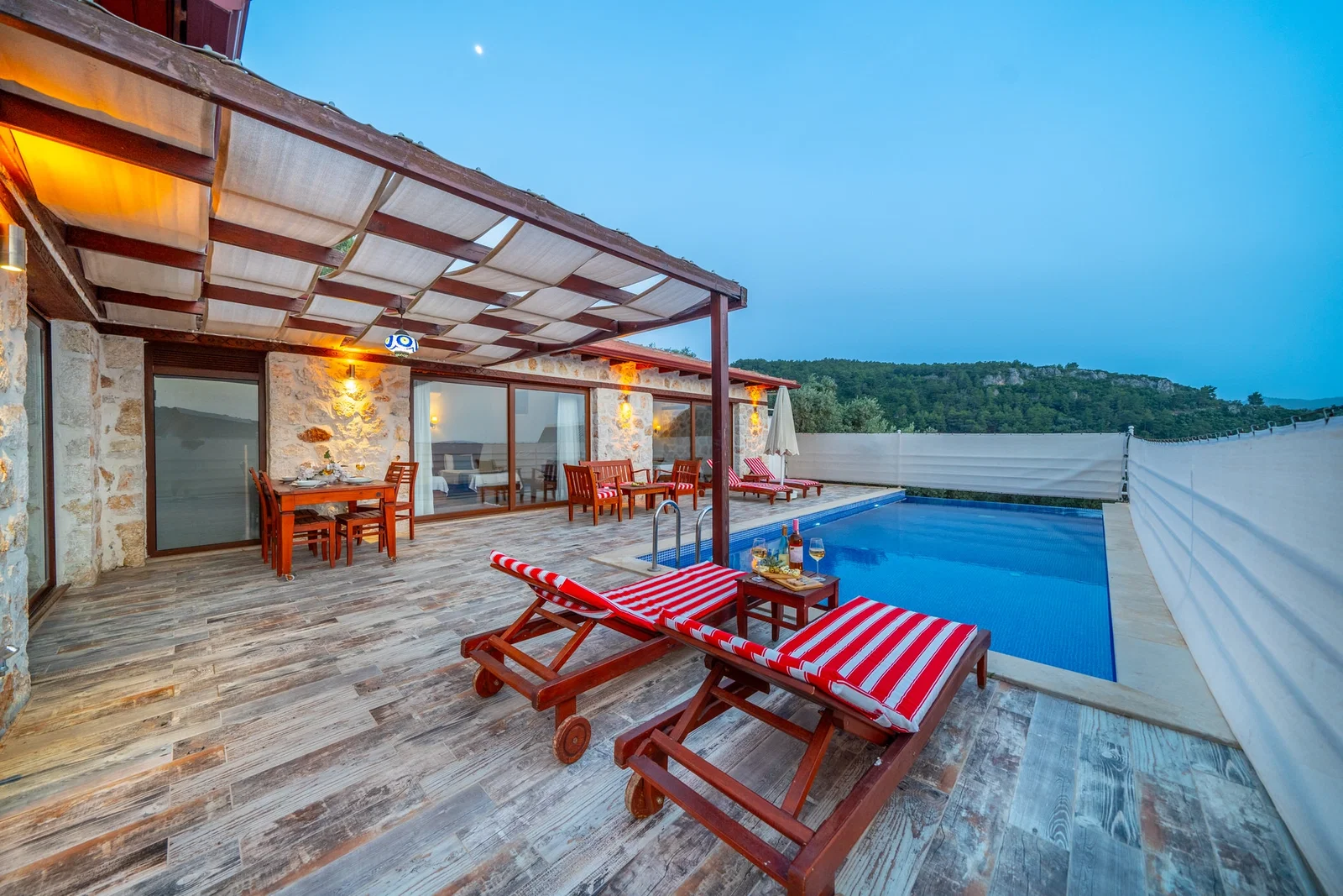 Üzümlü’de Balayı Çiftlerine Uygun, Korunaklı Havuzlu, 2 Yatak Odalı, Ekonomik Villa