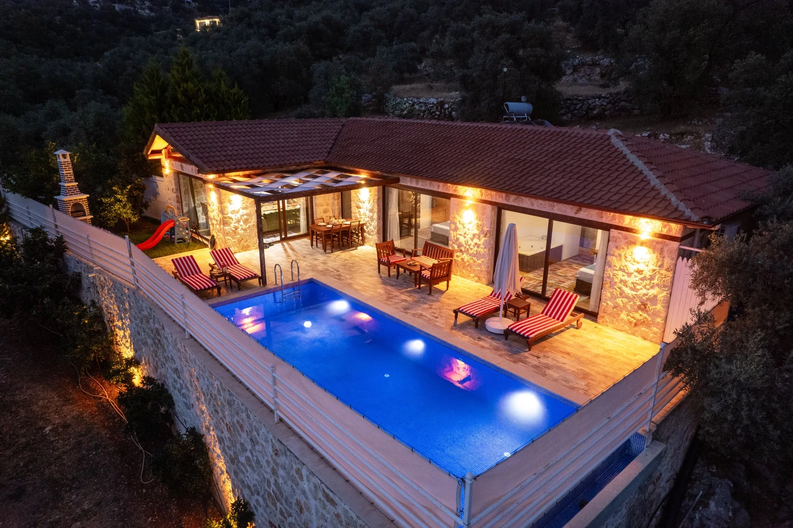 Üzümlü’de Balayı Çiftlerine Uygun, Korunaklı Havuzlu, 2 Yatak Odalı, Ekonomik Villa