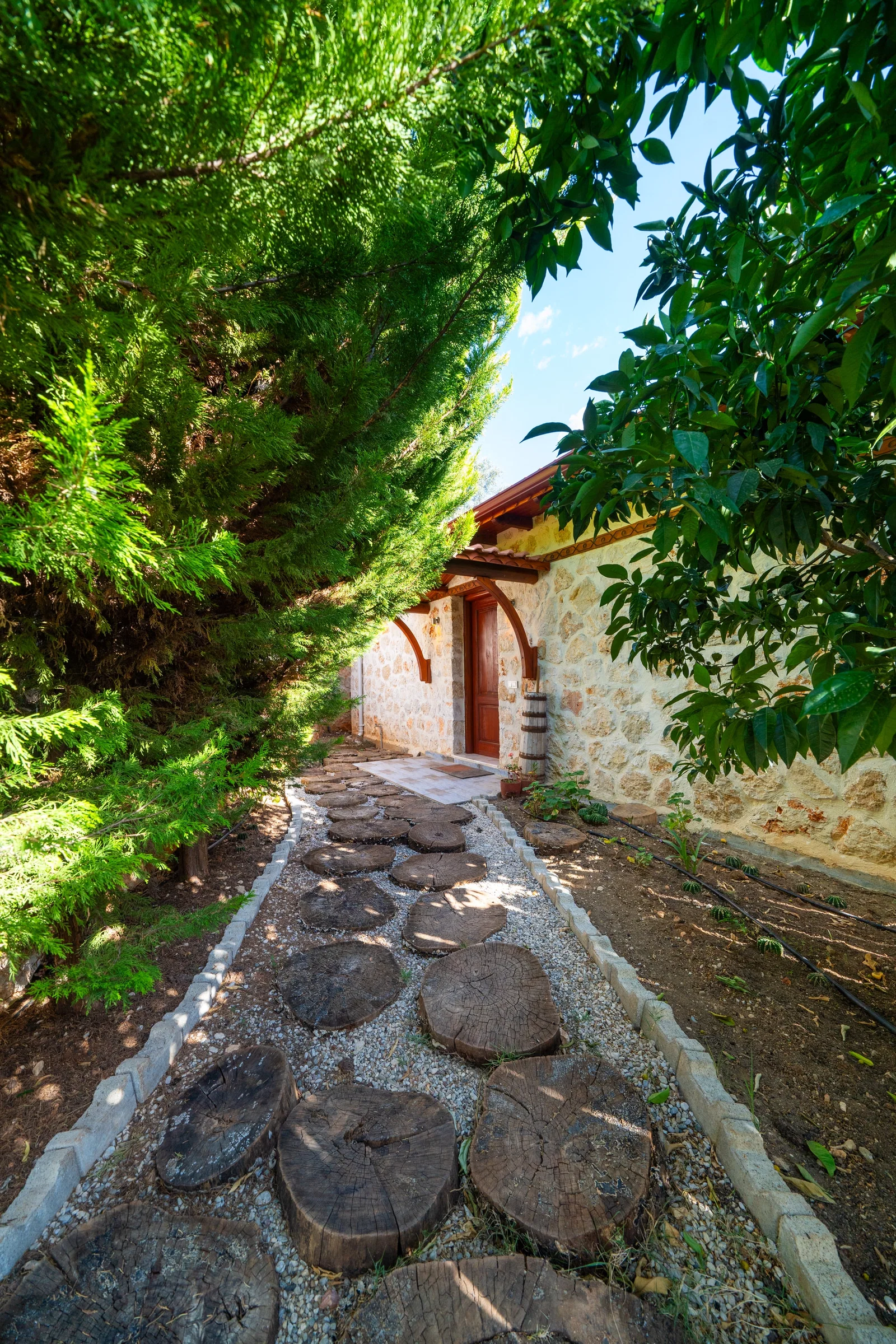 Üzümlü’de Balayı Çiftlerine Uygun, Korunaklı Havuzlu, 2 Yatak Odalı, Ekonomik Villa