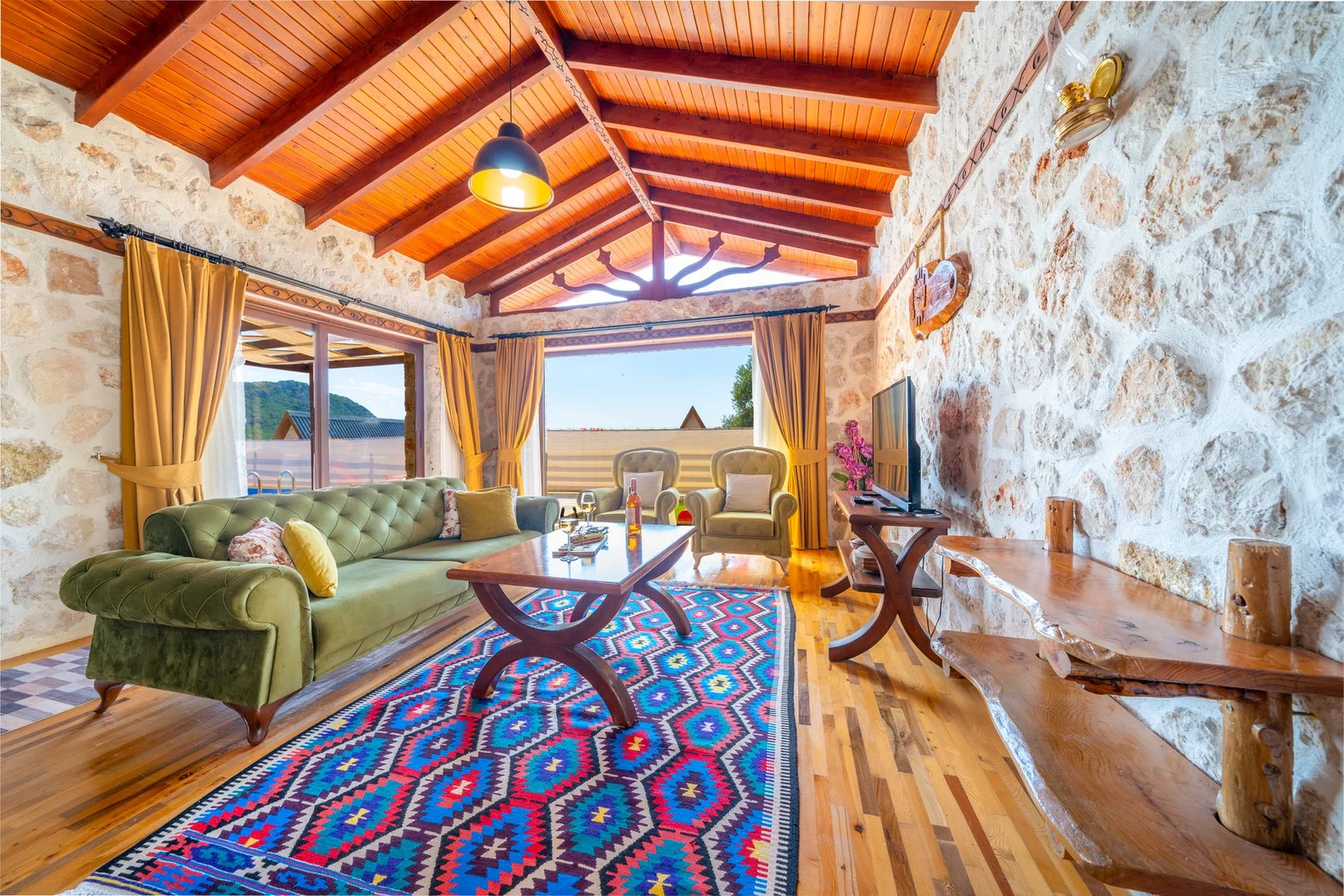 Üzümlü’de Balayı Çiftlerine Uygun, Korunaklı Havuzlu, 2 Yatak Odalı, Ekonomik Villa