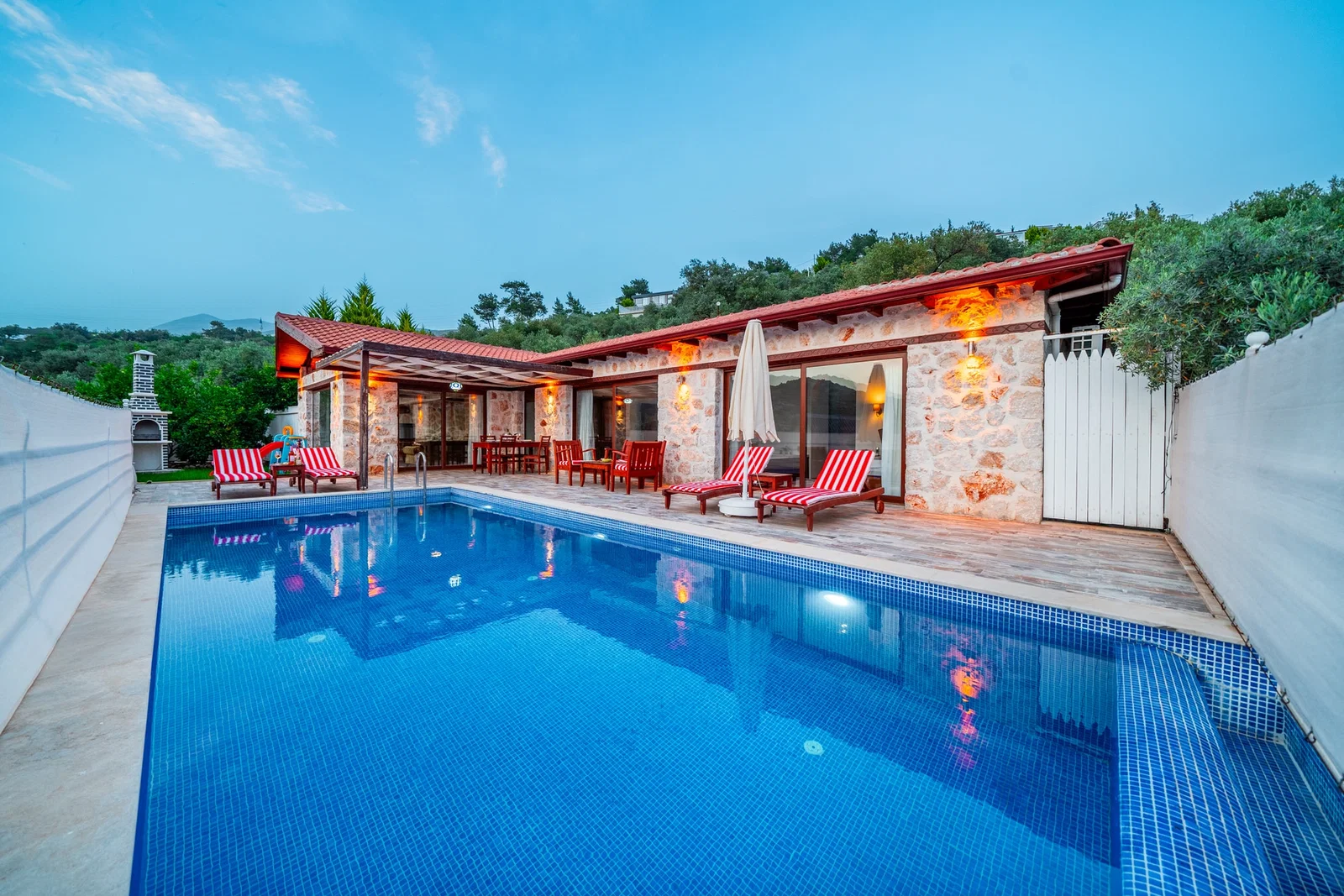 Üzümlü’de Balayı Çiftlerine Uygun, Korunaklı Havuzlu, 2 Yatak Odalı, Ekonomik Villa