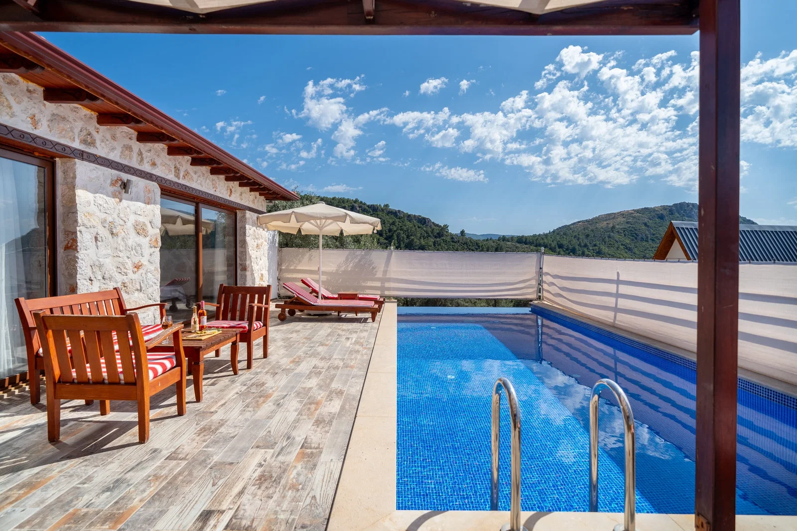 Üzümlü’de Balayı Çiftlerine Uygun, Korunaklı Havuzlu, 2 Yatak Odalı, Ekonomik Villa