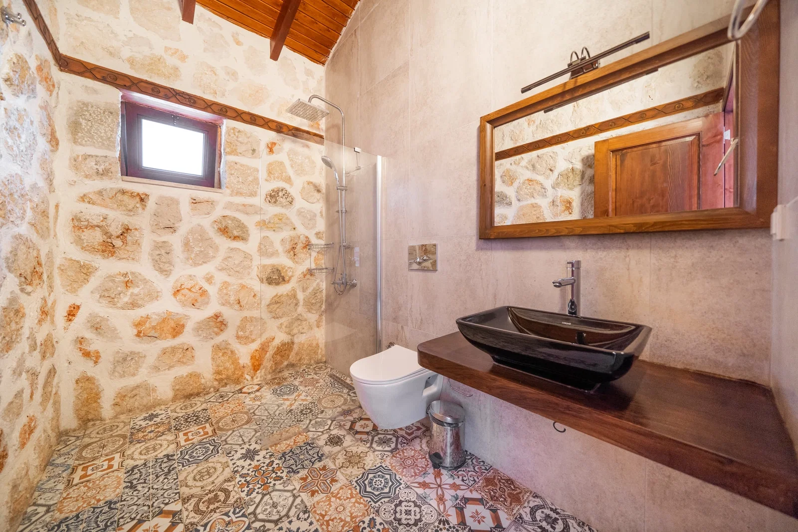 Üzümlü’de Balayı Çiftlerine Uygun, Korunaklı Havuzlu, 2 Yatak Odalı, Ekonomik Villa