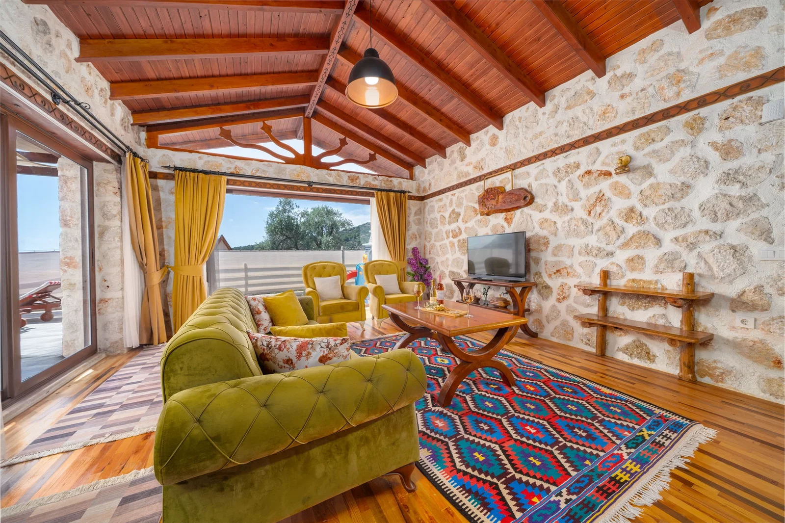 Üzümlü’de Balayı Çiftlerine Uygun, Korunaklı Havuzlu, 2 Yatak Odalı, Ekonomik Villa