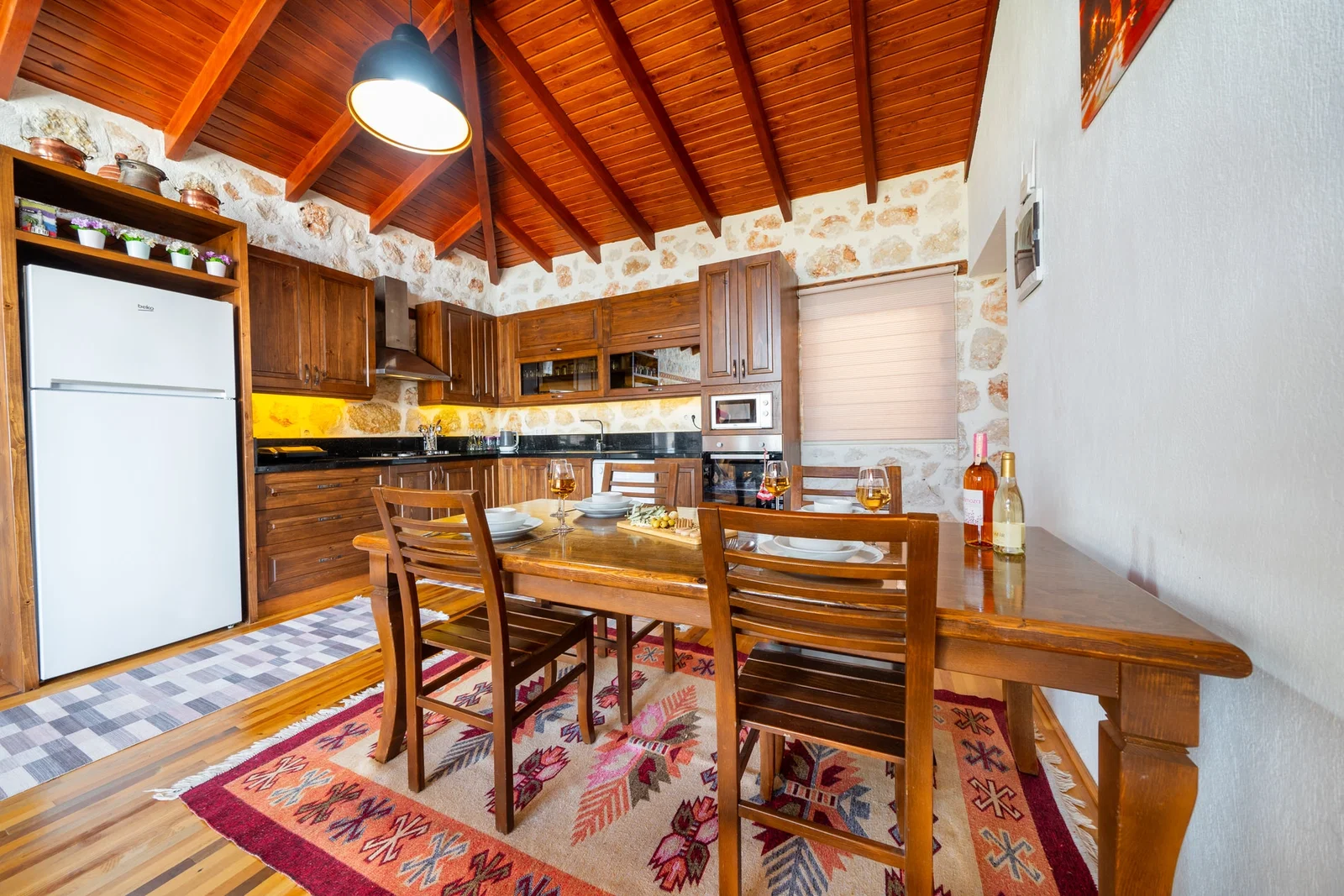 Üzümlü’de Balayı Çiftlerine Uygun, Korunaklı Havuzlu, 2 Yatak Odalı, Ekonomik Villa