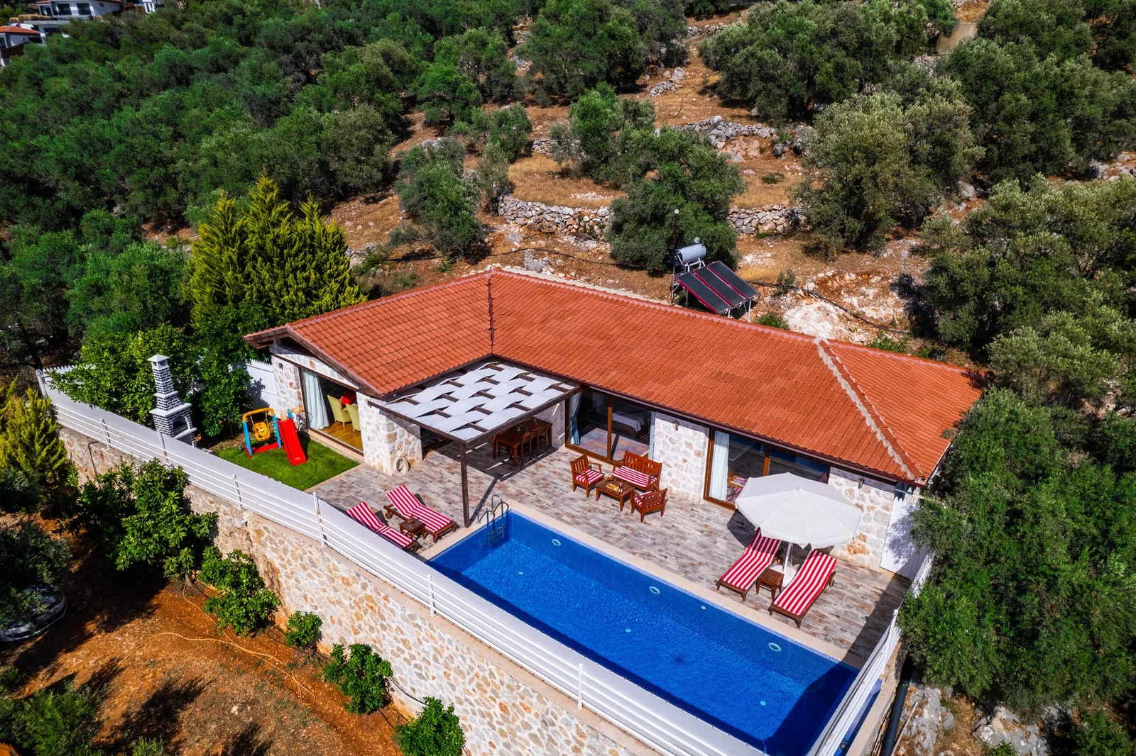 Üzümlü’de Balayı Çiftlerine Uygun, Korunaklı Havuzlu, 2 Yatak Odalı, Ekonomik Villa